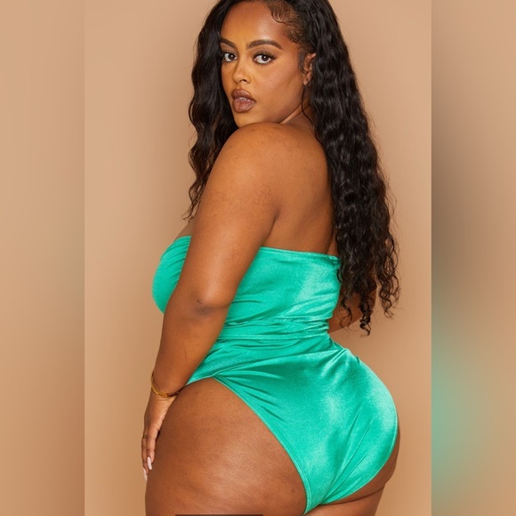 PrettyLittleThing Plus Green Hammered Trim Bikini Top Size US 22 - Picture 3 of 8